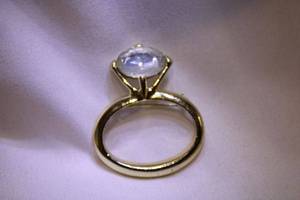 lot 434 image: Gold tone and glass broochpin in diamond ring form. 2H x 1.5W