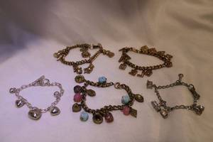lot 436 image: (5) Charm bracelets. Includes Grand Ole Opry, Monkeys, puffed hearts, White House and more. (Bid is times the quantity)