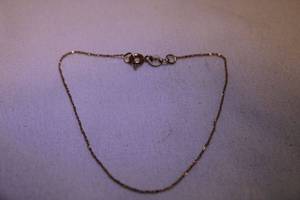 lot 448 image: 10K yellow gold bracelet. Marked 10K LGC, 7L