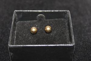 lot 453 image: 18K yellow gold ball poststud classic earrings. Marked 18K AIL (HSN)