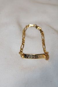 lot 462 image: 10K yellow gold childs name bracelet. Marked 417 Italy 10K MCS Engraved Jessica.