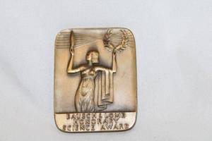 lot 474 image: 1958 Art Nouveau Metal Arts Company bronze plaquette w storage pouch.