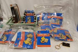 lot 529 image: Looney Tunes Pins and Key Rings