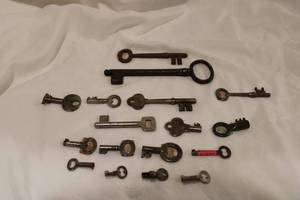 lot 542 image: Collections of Skeleton Keys