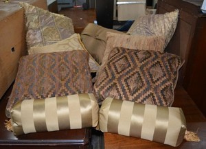 lot 106 image: Gold and Brown Colored Throw Pillows, see pictures