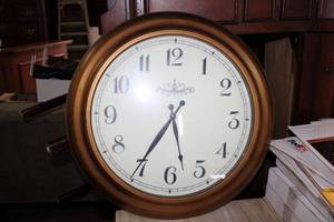 lot 85 image: 24 Round Wall Clock, Battery Operated