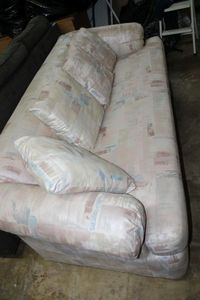 lot 13 image: Henredon Furniture Contemporary Couch