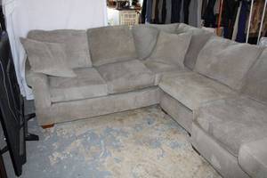 lot 278 image: Havertys 3-Piece Sectional Couch
