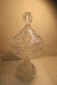 lot 303 image: Hofbauer Byrdes 24% lead Crystal THE BYRDES COLLECTION pedestal large lidded candy jar (1408), footed wclear and frosted glass and three-dimensional trefoil finial. Crafted in Bavaria Germany 13.5H x 7.5W Vintage, Company closed in 1990s