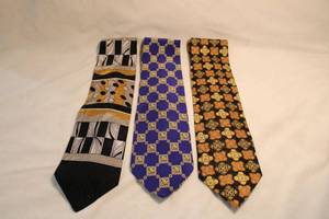 lot 328 image: (3) Valentino branded designer Ties 100% silk.