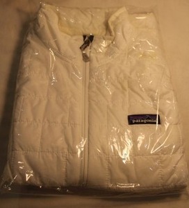 lot 355 image: Patagonia sleeveless vest. Size Medium. (2) side zip pockets (all zippers work). Cream color.