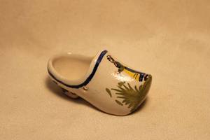 lot 335 image: 1938 Quimper French Country pottery shoe. Marked 1938 Mrs. Storey Henriot Quimper France
