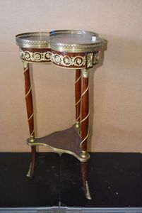 lot 39 image: Clover Top Pedestal Stand with Ornate Gold Trim