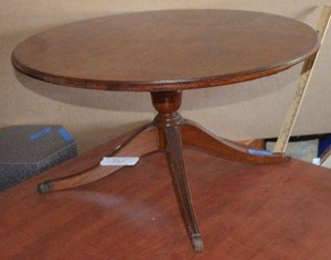 lot 187 image: Round 4-Legged Pedestal End Table with Claw Metal Feet