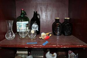 lot 41 image: 7UP Syrup 1 Gal. Bottle, WB Co. Bottle, 4 Brown Bottles (Including Ben Franklin and American Eagle 1776 Design, Towle Lead Crystal Vase and More