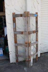 lot 226 image: Wooden Display Stand with Hinges