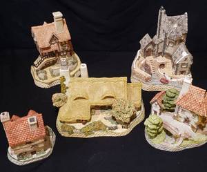 lot 225 image: David Winter Village Collection