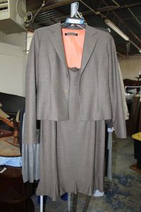 lot 5 image: Tahari Flared DressSkirt and Jacket, Size Petite 810