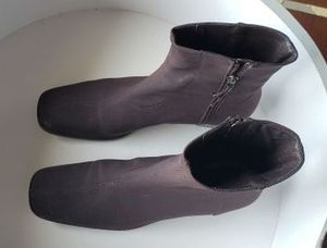 lot 19 image: Lonie Expresso Mesh Elastic Shoes, Size 9N