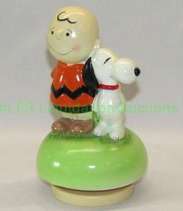 lot 3 image: Vintage 1968 Peanuts Charlie Brown & Snoopy Schmid Bros. Its a small world ceramic music box