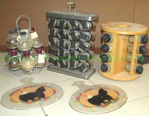 lot 10 image: Retro spice carousels and trivets