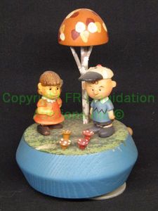lot 118 image: Vintage 1972 Peanuts Charlie Brown & Lucy, Anri wood music box made in Italy