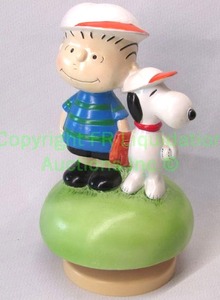 lot 121 image: Vintage 1968 Peanuts Linus & Snoopy, Schmid Bros. ceramic music boxes