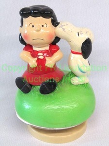 lot 126 image: Vintage 1968 Peanuts Lucy & Snoopy, Schmid Bros. ceramic music boxes