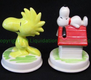 lot 105 image: Vintage 1965 Peanuts Woodstock & 1970 Snoopy Schmid Bros. ceramic music boxes