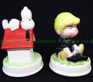 lot 104 image: Vintage 1951 Peanuts Schroeder & 1970 Snoopy Schmid Bros. ceramic music boxes