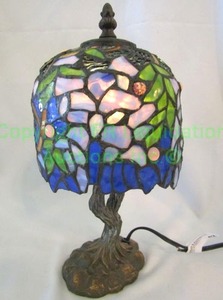 lot 42 image: Stained glass desk top lamp, approx. 12 tall (electrical cord needs replaced)