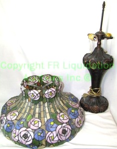 lot 37 image: Tiffany style rose pattern stained glass table lamp (lamp base has broken shade post)