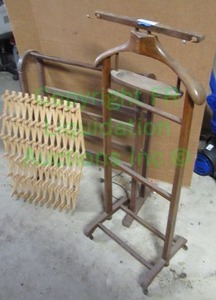 lot 249 image: Gentlemens wardrobe valet, quilt rack and coat hanger