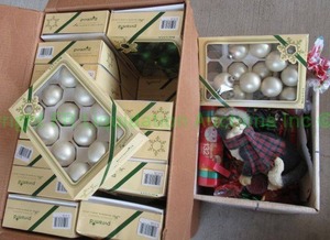 lot 286 image: Pyramid decorative Christmas ornaments, 1 case full plus