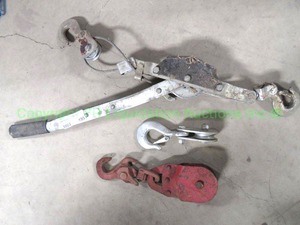 lot 195 image: Cable pull come along and two pulley hooks