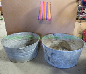 lot 199 image: Vintage style Galvanized metal baskets with bag of clothing pins