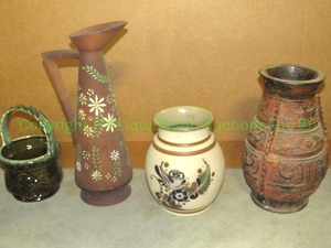 lot 200 image: Vintage Hull ceramic basket planter, and other garden planters and decor