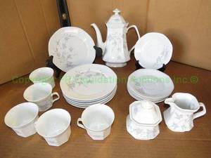 lot 220 image: Vintage Mitterteich Bavaria porcelain serving set