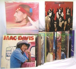 lot 80 image: Retro 1970s LP record albums including Mac Davis, Barry Manilow, Willie Nelson and more