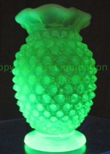 lot 162 image: Vintage Fenton uranium oxide bud vase, 3.5 tall