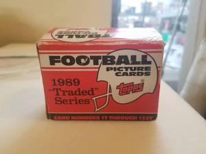 lot 32 image: 1989 Topps traded football card set