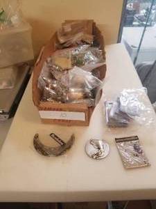 lot 10 image: Jewelry making supplies