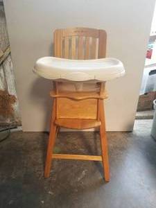lot 9 image: Baby chair