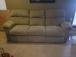 lot 44 image: Furniture- Couch