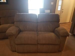 lot 43 image: Furniture- Loveseat