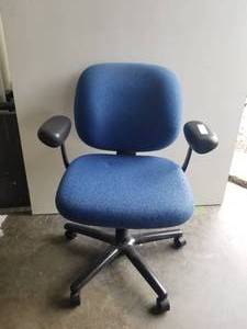 lot 81 image: Blue office chair