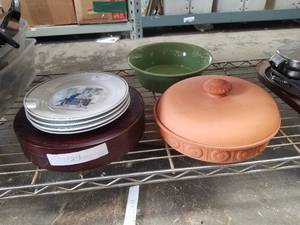 lot 129 image: Kitchen items