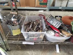 lot 128 image: Kitchen utensils
