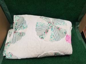 lot 136 image: Vintage Quilt