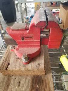 lot 140 image: Table top vice